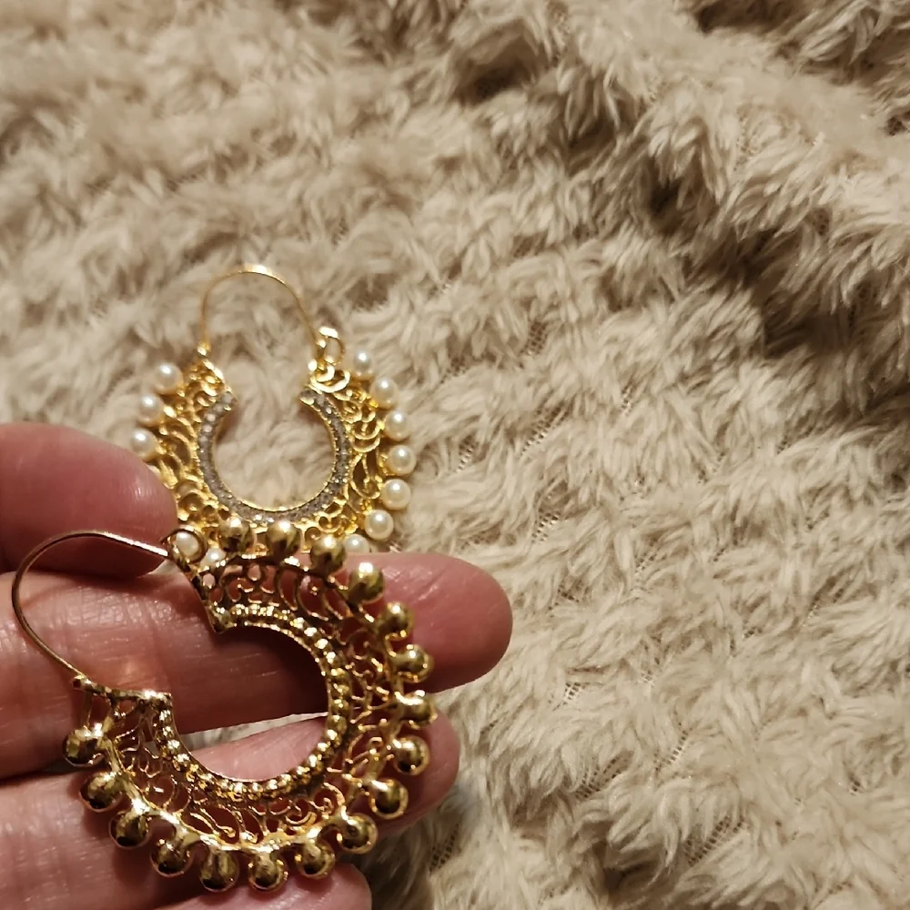 Elegant Gold and Silver Pearl Hoop Earrings - Picture 4 of 5